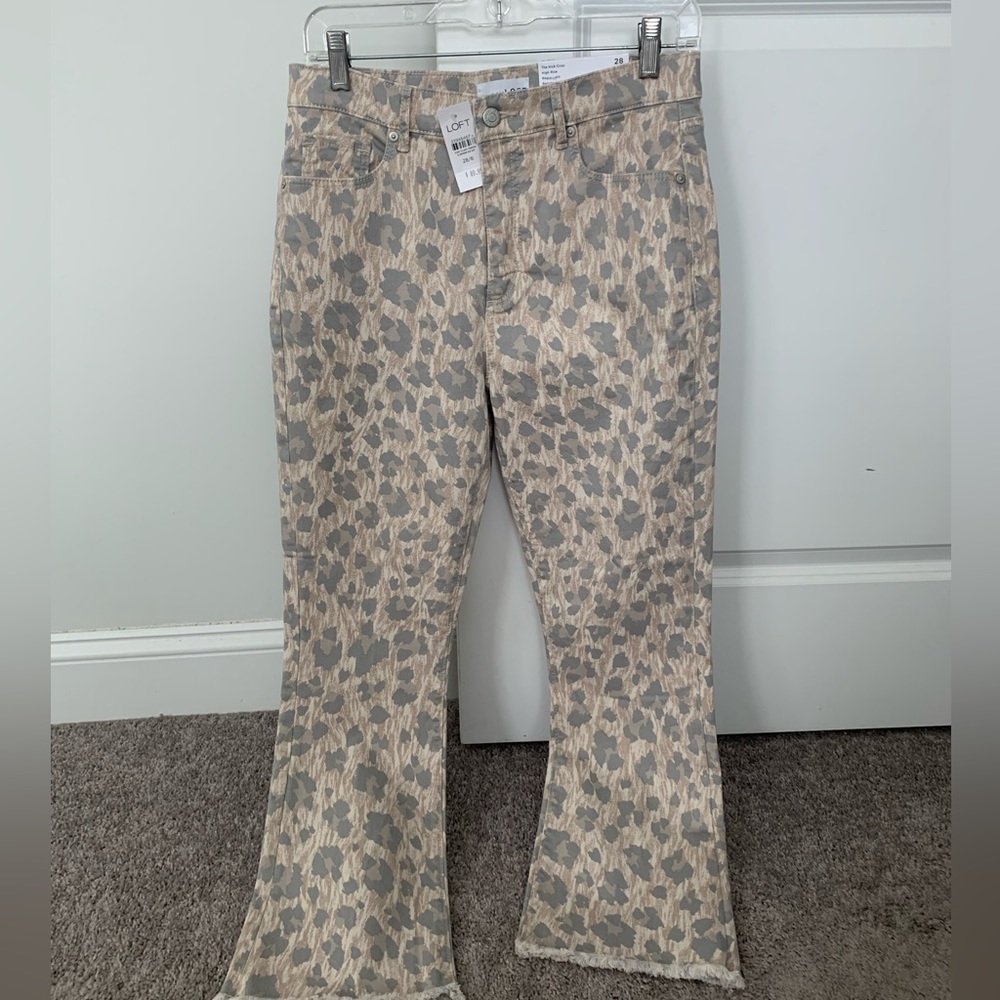Adorable NWT Loft leopard kick crop jean in size 6/28.